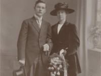 19211027 Johannes de Haan en Doetje Wouda - huwelijk Op 27 oktober 1921 trouwen te Groningen Johannes de Haan (links) en Doetje Wouda (rechts)