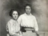 Doetje en Tjitske Doetje (rechts) en haar zus Tjitske, circa 1920