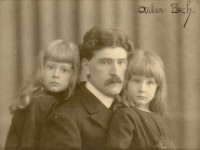 19190000 joop-vader-hetty in 1919 met zus Joop (links, Johanna Frederica Carolina 1915-1979) en vader (midden, Philippus Izaak Willebrands 1886-1978)