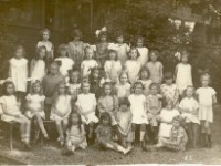 19240000 2e klas lagere school Klassefoto van klas 2 van de Lagere School; Hetty 3e van links op de eerste rij stoelen
