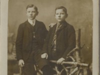 00000000 Jurjen de Haan en Johannes de Haan Johannes de Haan (rechts) en broer Jurjen de Haan (links) circa 1908