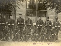 19140000 Jan van der Tuin - Apeldoorn 1914 Apeldoorn; Jan van der Tuin (staand links) in militaire dienst
