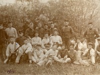 19140000 Jan van der Tuin - onder dienst 1914 Jan van der Tuin (gehurkt links) onder dienst