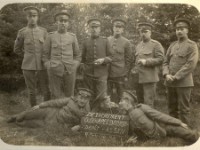 19151000 Jan van der Tuin Oktober 1915 Jan van der Tuin (staand links) onder dienst in Apeldoorn