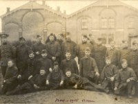 19151100 Jan van der Tuin - Assen November 1915 Jan van der Tuin (staand links) onder dienst in Assen