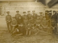 19160000 Jan van der Tuin - 5e van links staand In 1916, Jan van der Tuin (staand 5e van links) onder dienst