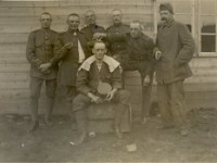 19160000 Jan van der Tuin - staand 3e van links staand 1916 Jan van der Tuin (staand derde van links) in militaire dienst