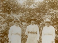 19170621 Sietske van der Moolen midden en 2 vriendinnen 21 juni 1917 Sietske van der Moolen in het midden met twee vriendinnen
