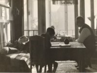 19370000 Tineke - Jan - Fre vdTuin - Sietske vdMoolen samen met vader Jan aan de tafel in de huiskamer Van Speijkstraat 22a