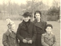 19380000 Tineke - Freerkje Hermanides - Fre - Hans in 1938, vlnr Trijntje (Tineke), oma Freerkje Hermanides, zus Frederika (Fré), broer Johannes (Hans)