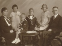 19340400 Doetje Wouda - Tiny - Wolter - Evert - Corrie - Johannes de Haan - 12 half jaar getrouwd 1934 familie de Haan; vlnr moeder Doetje Wouda, Tiny, Wolter, Evert, Corrie, vader Johannes de Haan